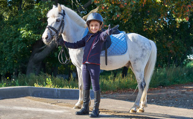 Quel est le prix des cours de poney ? Combien coûte l'équipement enfant ?